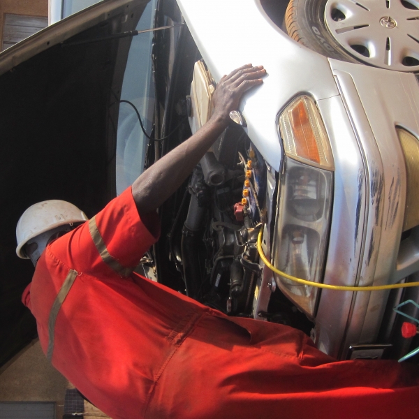 AC Car Air Conditioner Gas Refilling and Repair - Automobile garage in